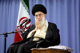 دانلود تصویر آیت الله خامنه ای در پشت میکروفن سخنرانی
