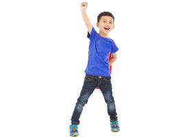 دانلود تصویر بچه کوچک در حال شادی دوربری شده لباس آبی