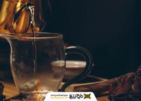 دانلود تصویر استوک فنجان شیشه ای و قوری طلایی با طرح خاص