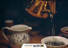 دانلود تصویر استوک فنجان سفید چینی روی میز