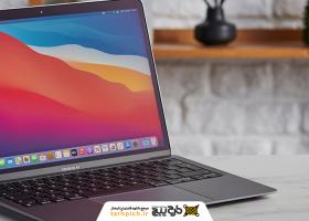 دانلود تصویر استوک مک بوک طوسی روی میز