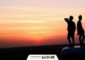 دانلود تصویر استوک گروه بی تی اس با پس زمینه غروب آفتاب