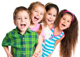 دانلود عکس دوربری شده بچه ها پشت هم حالت خندان