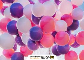 دانلود تصویر استوک دختر با بادکنک های بنفش
