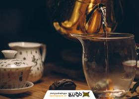 دانلود تصویر استوک فنجان شیشه ای و قوری طلایی با طرح خاص