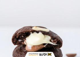 دانلود تصویر استوک کوکی شکلاتی تازه با مغز شکلات شیری