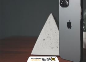 دانلود تصویر استوک گوشی آیفون 12 ایستاده مشکی