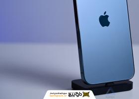 دانلود تصویر استوک گوشی آیفون 12 پرومکس آبی ایستاده