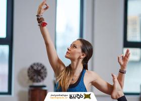 دانلود تصویر استوک ورزش یوگا در منزل