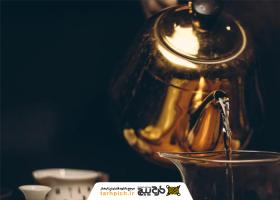دانلود تصویر استوک فنجان شیشه ای و قوری طلایی با طرح خاص