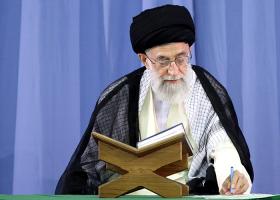 دانلود عکس امام خامنه ای در حالت نوشتن متن روی کاغذ