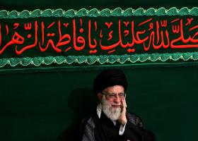 دانلود عکس شهید امام خامنه ای در حالت گریه در حسینیه