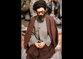 دانلود عکس آیت الله خامنه ای در اوایل انقلاب در حال نماز خواندن