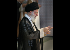 دانلود عکس آیت الله خامنه ای در حالت دعای دست نماز