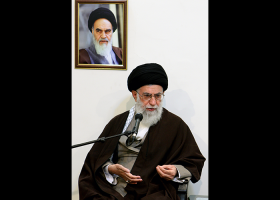 دانلود عکس رهبر انقلاب در حال سخنرانی برای حضار