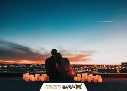 دانلود تصویر استوک زوج بالای ساختمان با شمع