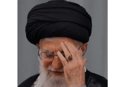 دانلود عکس آیت الله خامنه ای با دست بر پیشانی