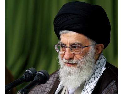 دانلود عکس شهید خامنه ای در حالت سخنرانی و فکر