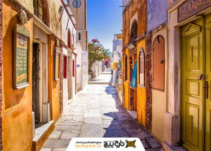 دانلود تصویر استوک کوچه رنگی و زیبا در سانتورینی