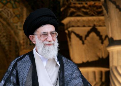 دانلود تصویر آیت الله خامنه ای قبل از سخنرانی