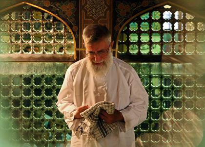 دانلود تصویر رهبری در حرم امام رضا در کنار ضریح