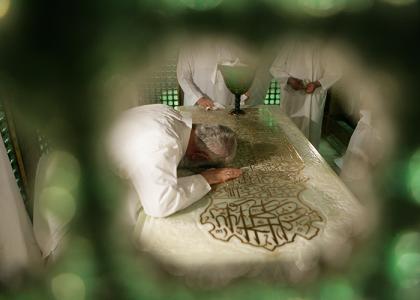 دانلود عکس خامنه ای در حرم امام رضا ایستاد