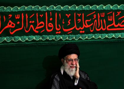 دانلود عکس شهید امام خامنه ای در حالت گریه در حسینیه