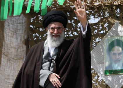 دانلود عکس شهید خامنه ای در حالت سلام به مردم