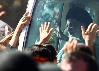 دانلود تصویر آیت الله خامنه ای در ماشین حین دیدار از استان ها