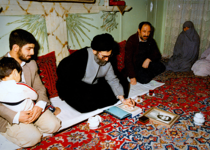 دانلود عکس آیت الله خامنه ای در حال دیدار از خانواده شهدا