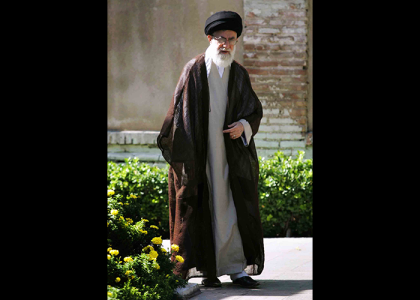 دانلود عکس آیت الله خامنه ای در روز درخت کاری